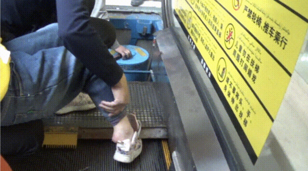自动扶梯居然自带“刷鞋”工具？说明书上这样写..……
