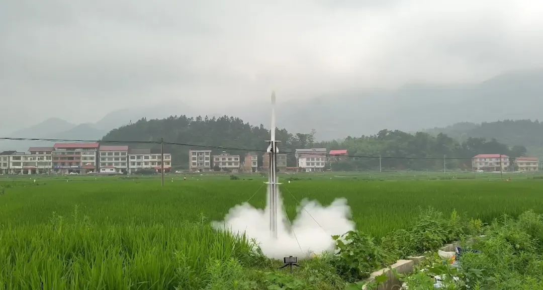 湖南17岁农村少年的火箭梦：网上自学造火箭，最高飞400米！有科普机构买他的火箭