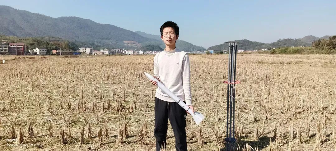 湖南17岁农村少年的火箭梦：网上自学造火箭，最高飞400米！有科普机构买他的火箭