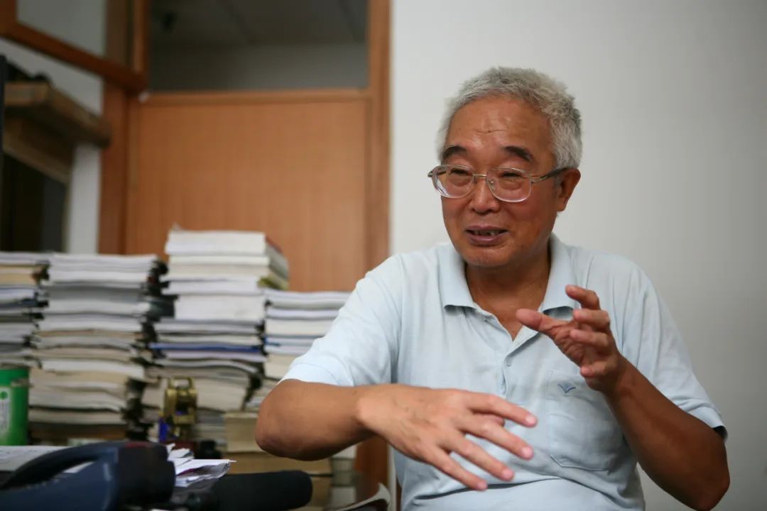 磨损的书桌、破旧的滑盖手机……都是这位院士的 磨损的书桌、破旧的滑盖手机……都是这位院士的