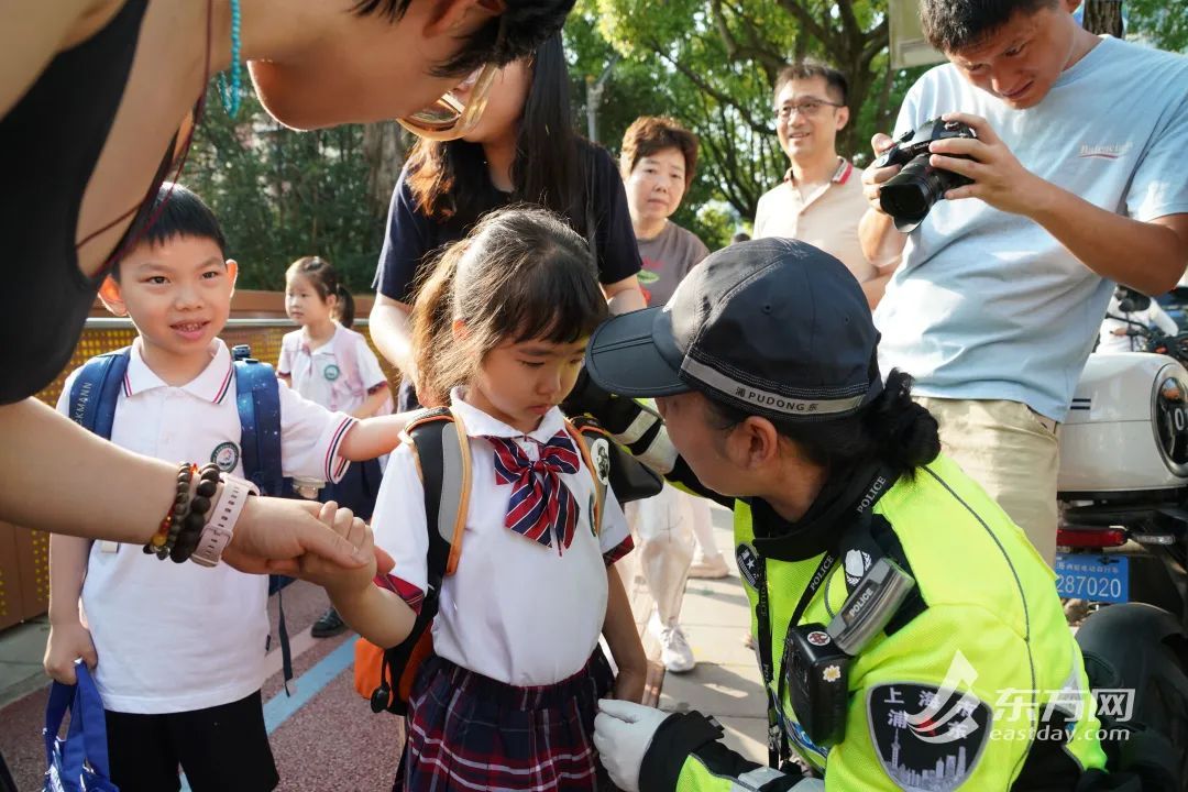 护航“神兽归笼”，上海这条交通大动脉“大考”来袭！朋友圈刷屏，开学第一课什么样？