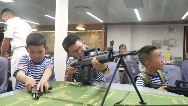 “小孩哥”上军舰，这一举动被网友怒赞！