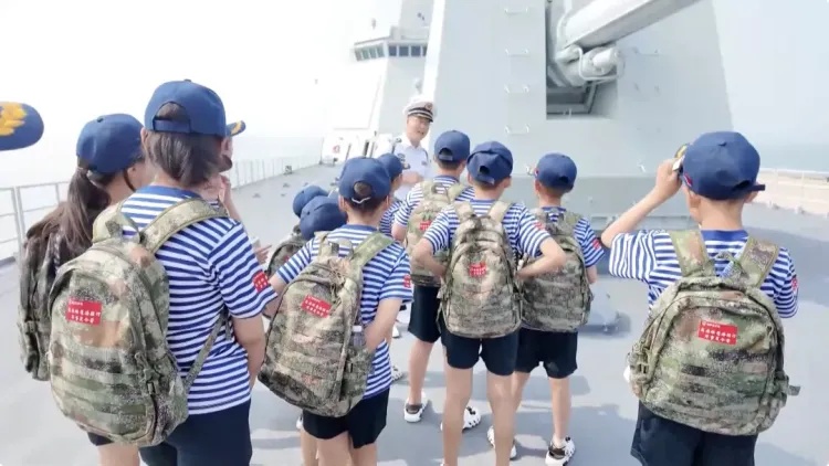“小孩哥”上军舰，这一举动被网友怒赞！