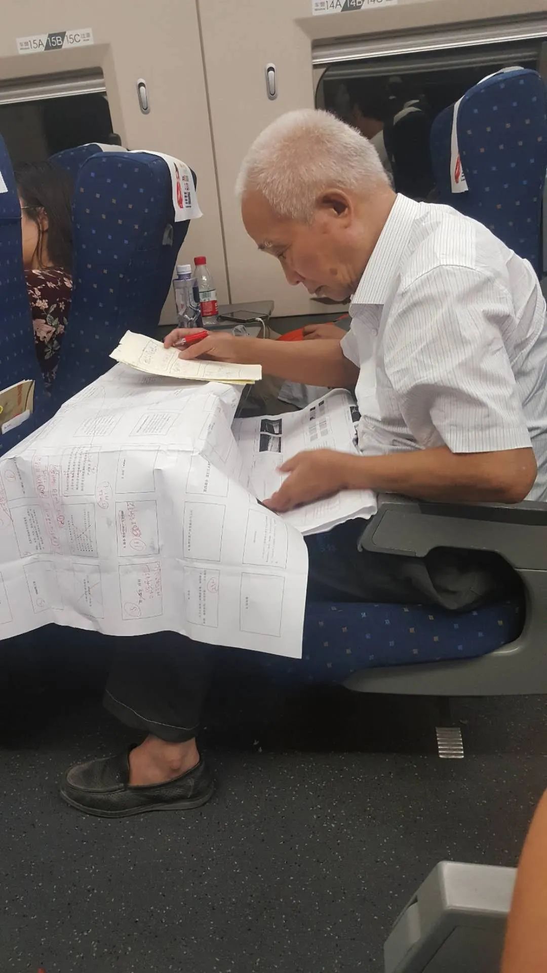 磨损的书桌、破旧的滑盖手机……都是这位院士的 磨损的书桌、破旧的滑盖手机……都是这位院士的