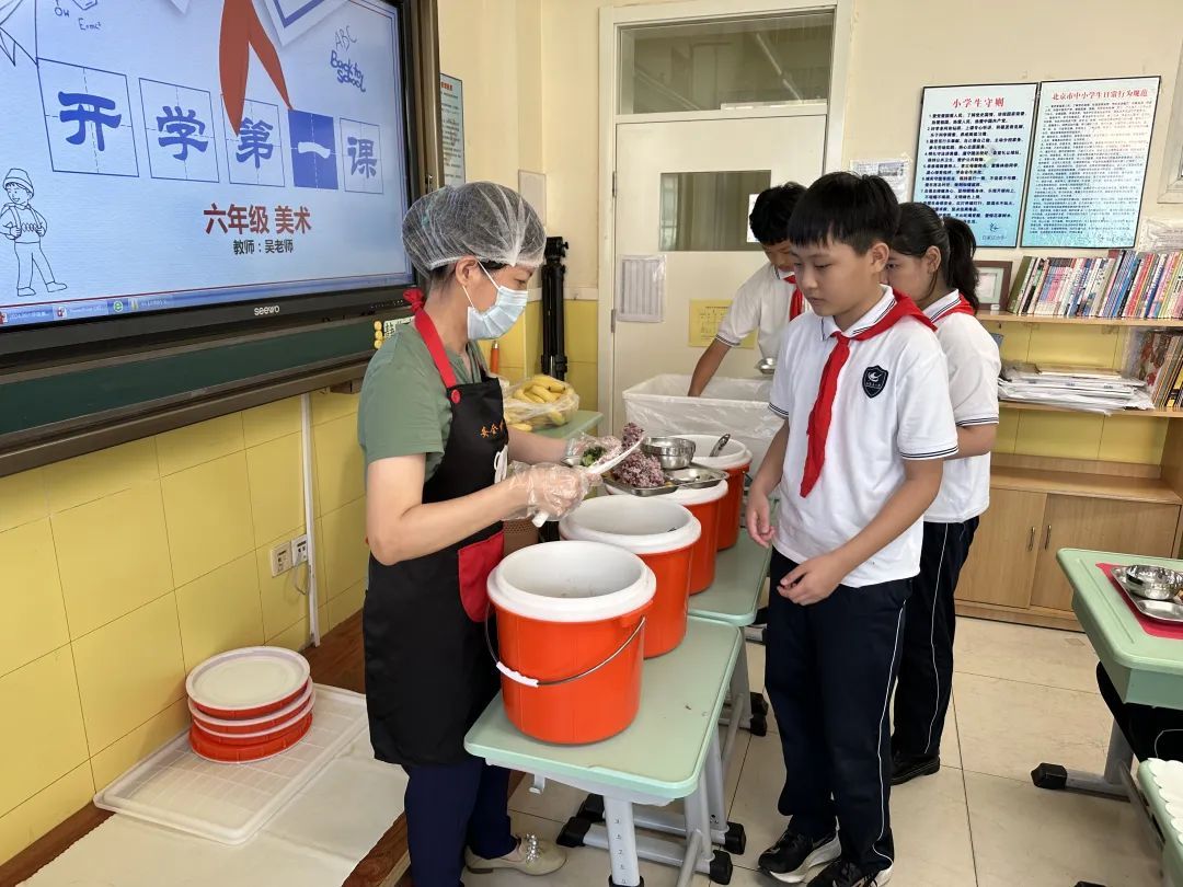 新学期，北京校园餐有了新变化！学生：“我们不吃盒饭了！”