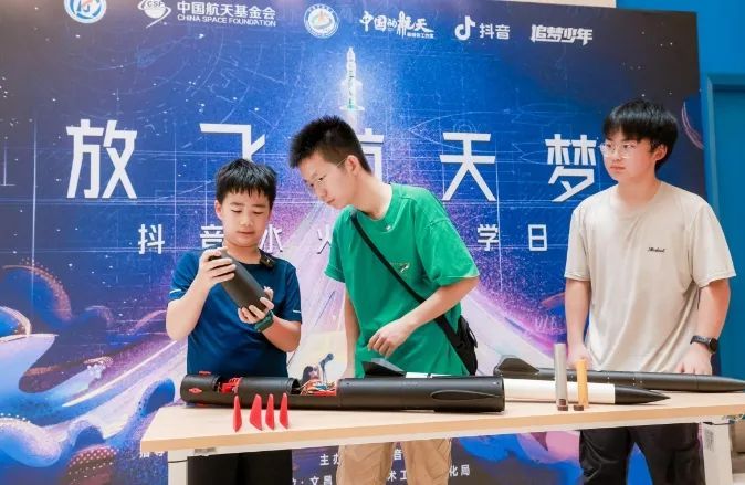 湖南17岁农村少年的火箭梦：网上自学造火箭，最高飞400米！有科普机构买他的火箭