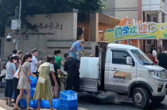 开学第一天高温红色预警信号，成都部分学校紧急通知
