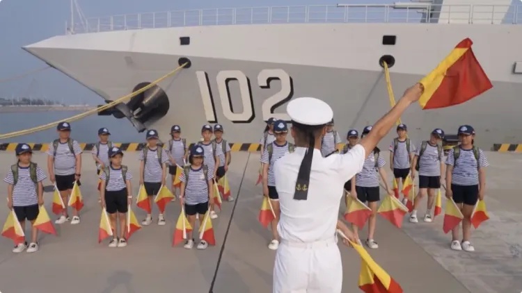 “小孩哥”上军舰，这一举动被网友怒赞！