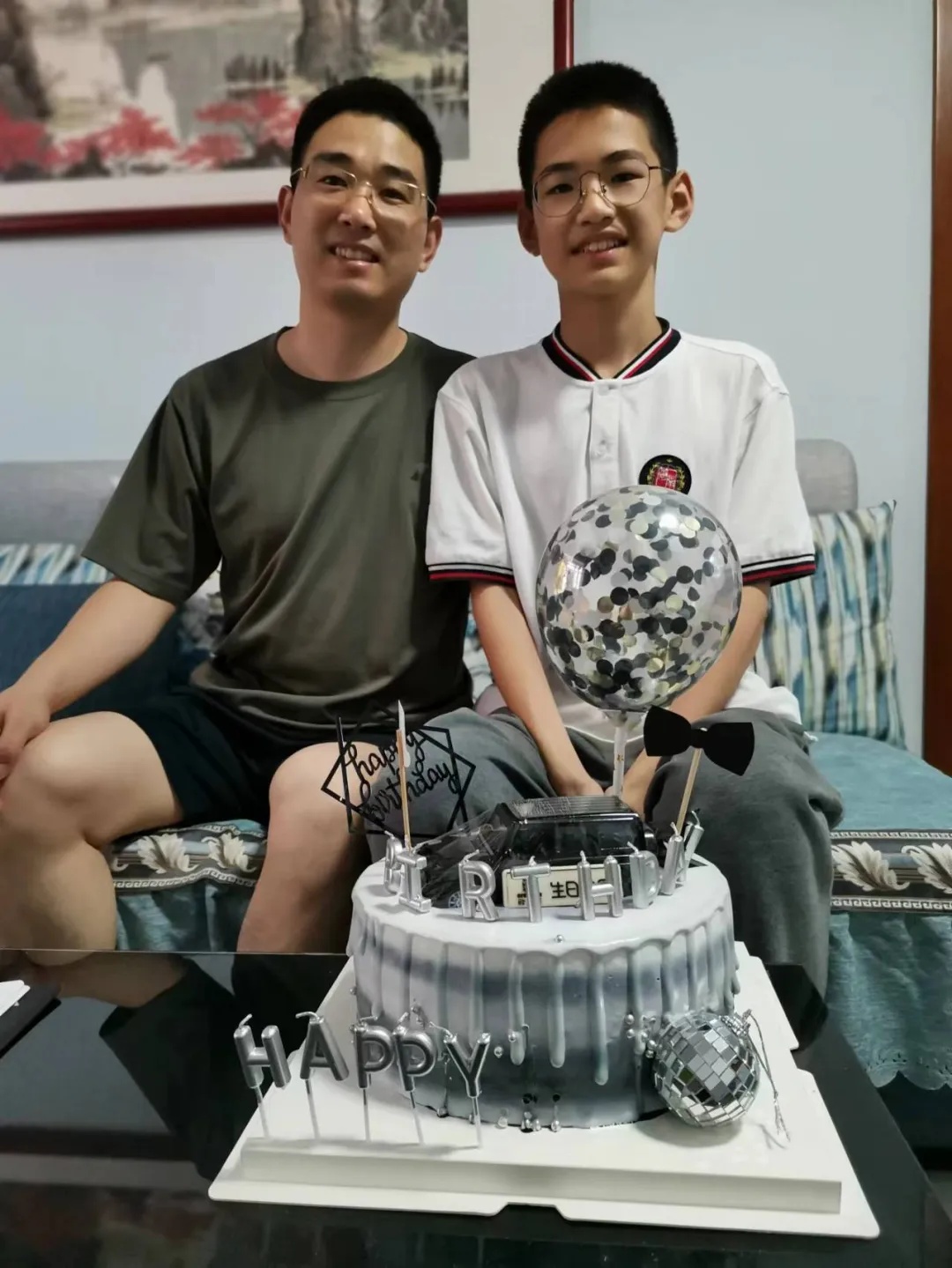 他拿着国防科大的录取通知书，来到烈士陵园……