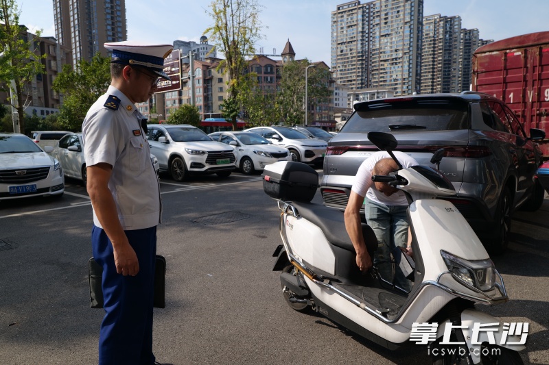 注意！长沙一电动摩托车车主被罚500元！