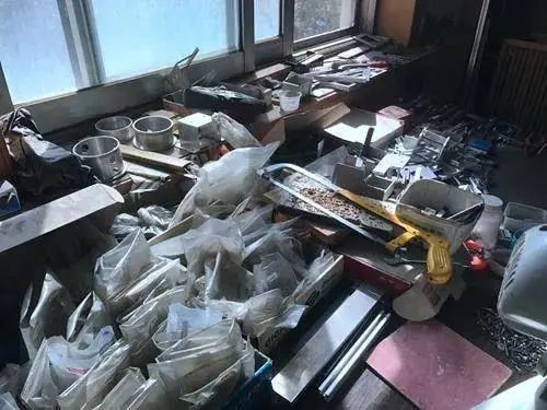 磨损的书桌、破旧的滑盖手机……都是这位院士的 磨损的书桌、破旧的滑盖手机……都是这位院士的