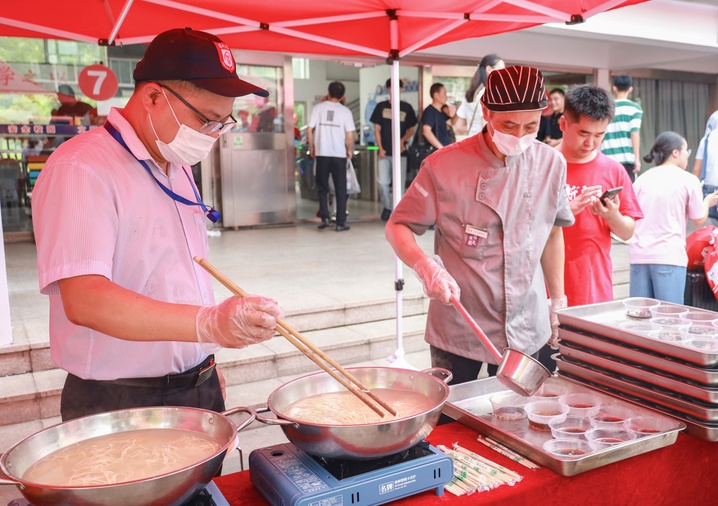 上车饺子，下车面！扬州大学花式迎接新生学子