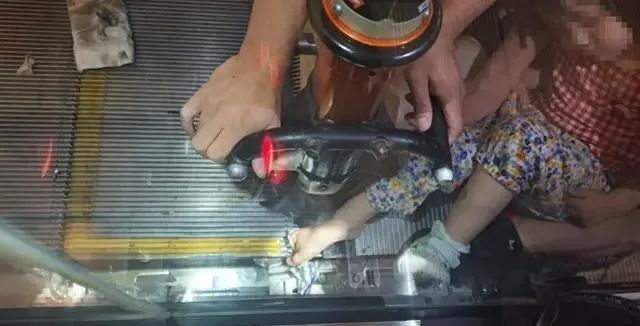 自动扶梯居然自带“刷鞋”工具？说明书上这样写..……