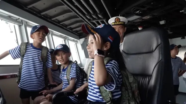 “小孩哥”上军舰，这一举动被网友怒赞！