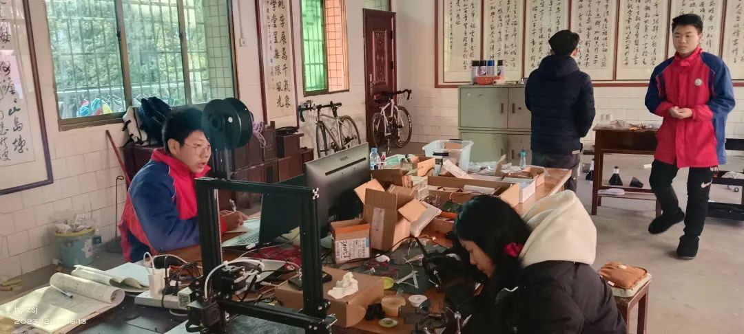 湖南17岁农村少年的火箭梦：网上自学造火箭，最高飞400米！有科普机构买他的火箭