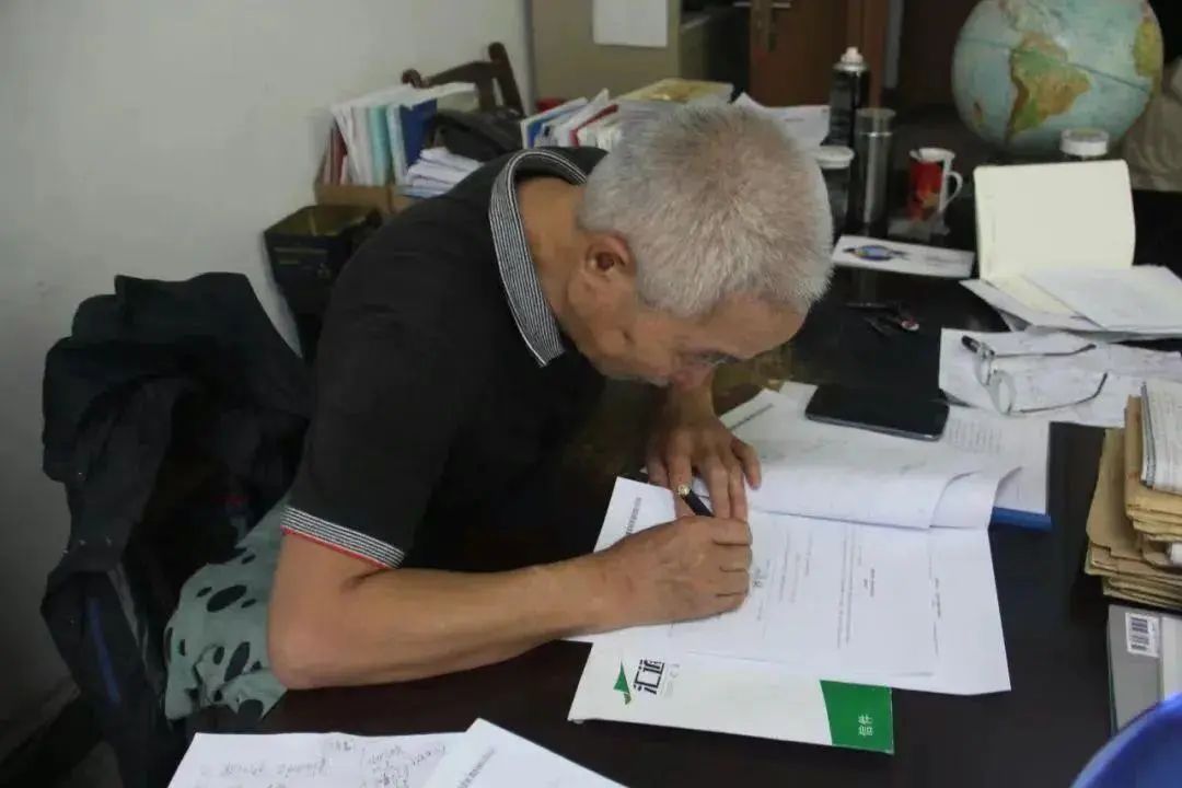 磨损的书桌、破旧的滑盖手机……都是这位院士的 磨损的书桌、破旧的滑盖手机……都是这位院士的