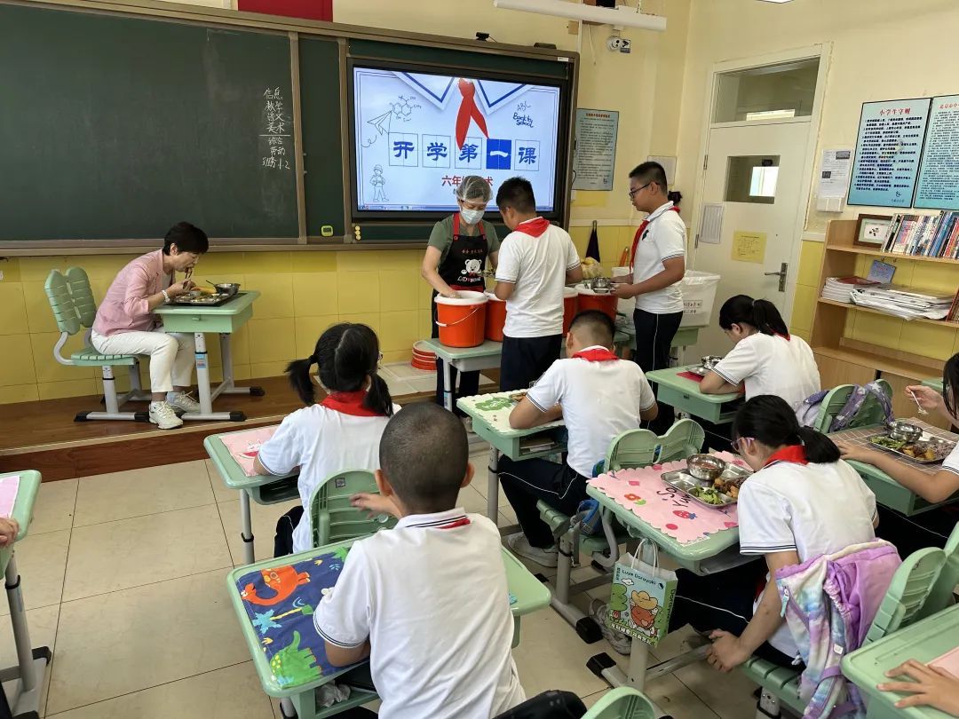 新学期，北京校园餐有了新变化！学生：“我们不吃盒饭了！”