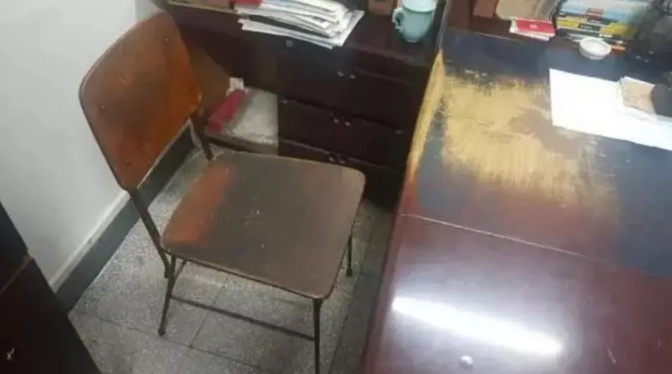 磨损的书桌、破旧的滑盖手机……都是这位院士的 磨损的书桌、破旧的滑盖手机……都是这位院士的