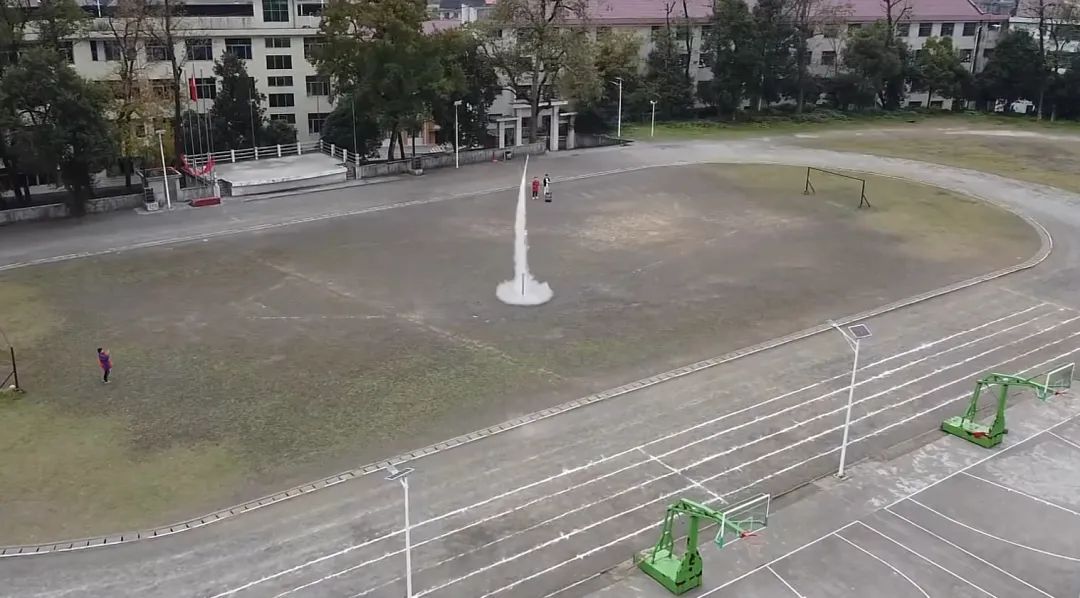 湖南17岁农村少年的火箭梦：网上自学造火箭，最高飞400米！有科普机构买他的火箭