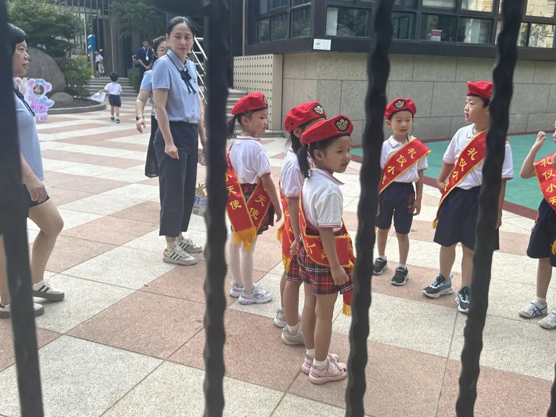 上学第一天,是谁放不开谁的手 上学第一天,是谁放不开谁的手