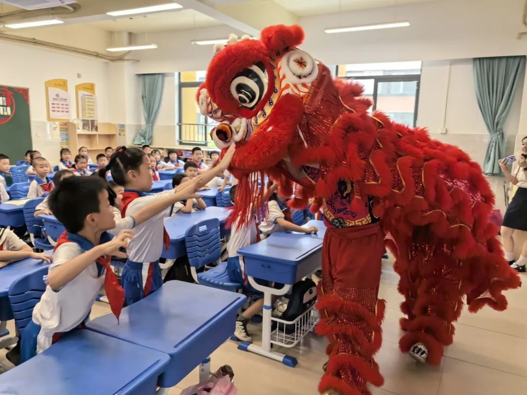 开学第一天，佛山家长主打一个实用！小孩哥精神状态在演我：终于赶完“烂尾”工程！