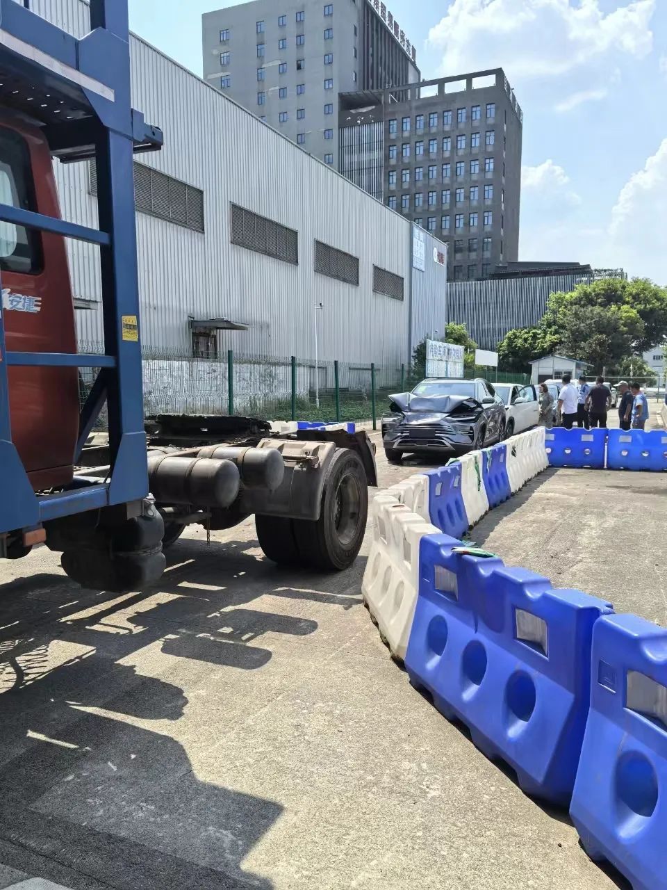 驾驶人误把油门当刹车，查验区内连撞两车