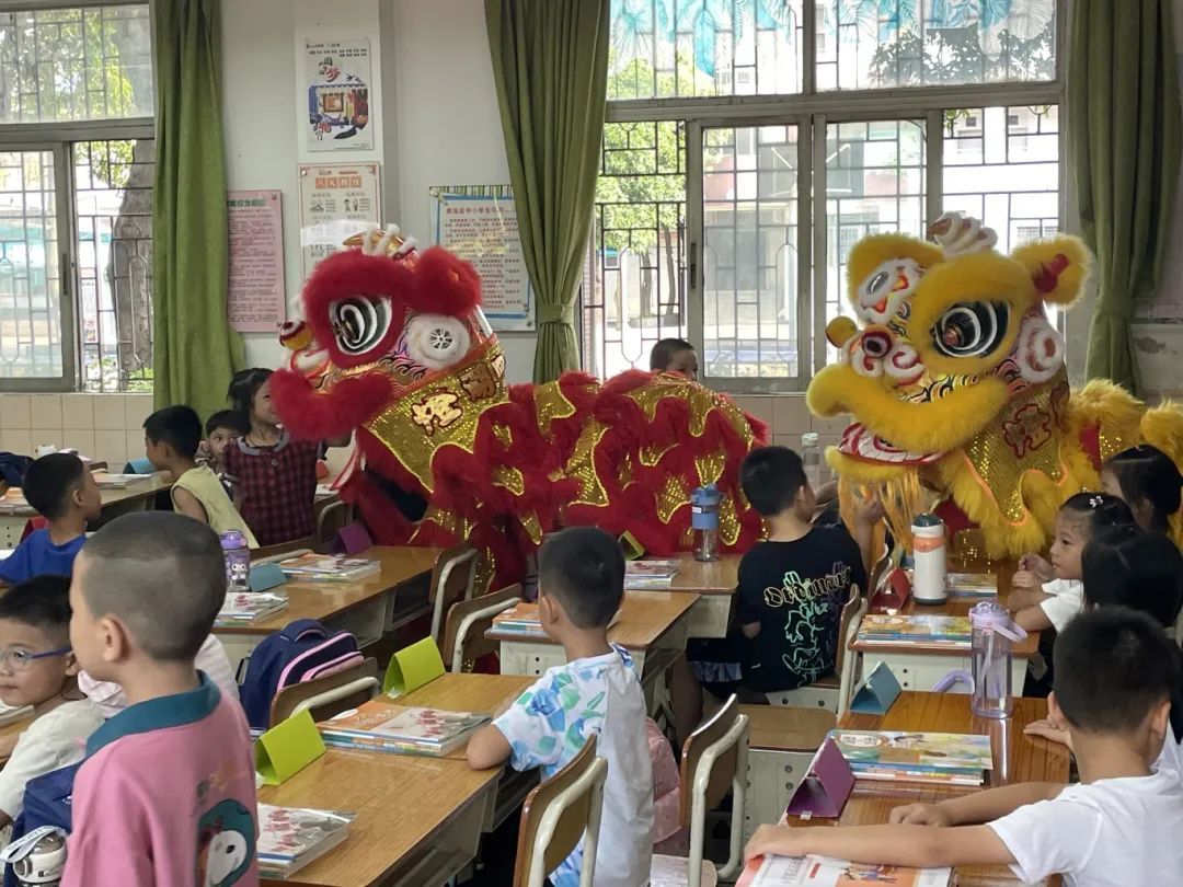 开学第一天，佛山家长主打一个实用！小孩哥精神状态在演我：终于赶完“烂尾”工程！