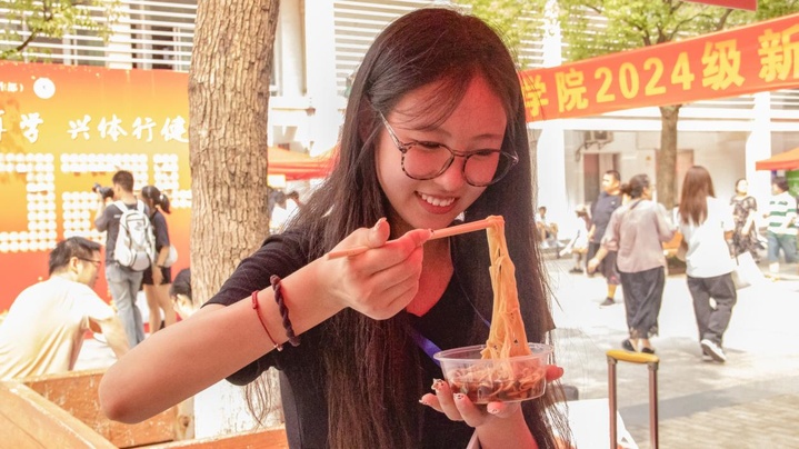 上车饺子，下车面！扬州大学花式迎接新生学子