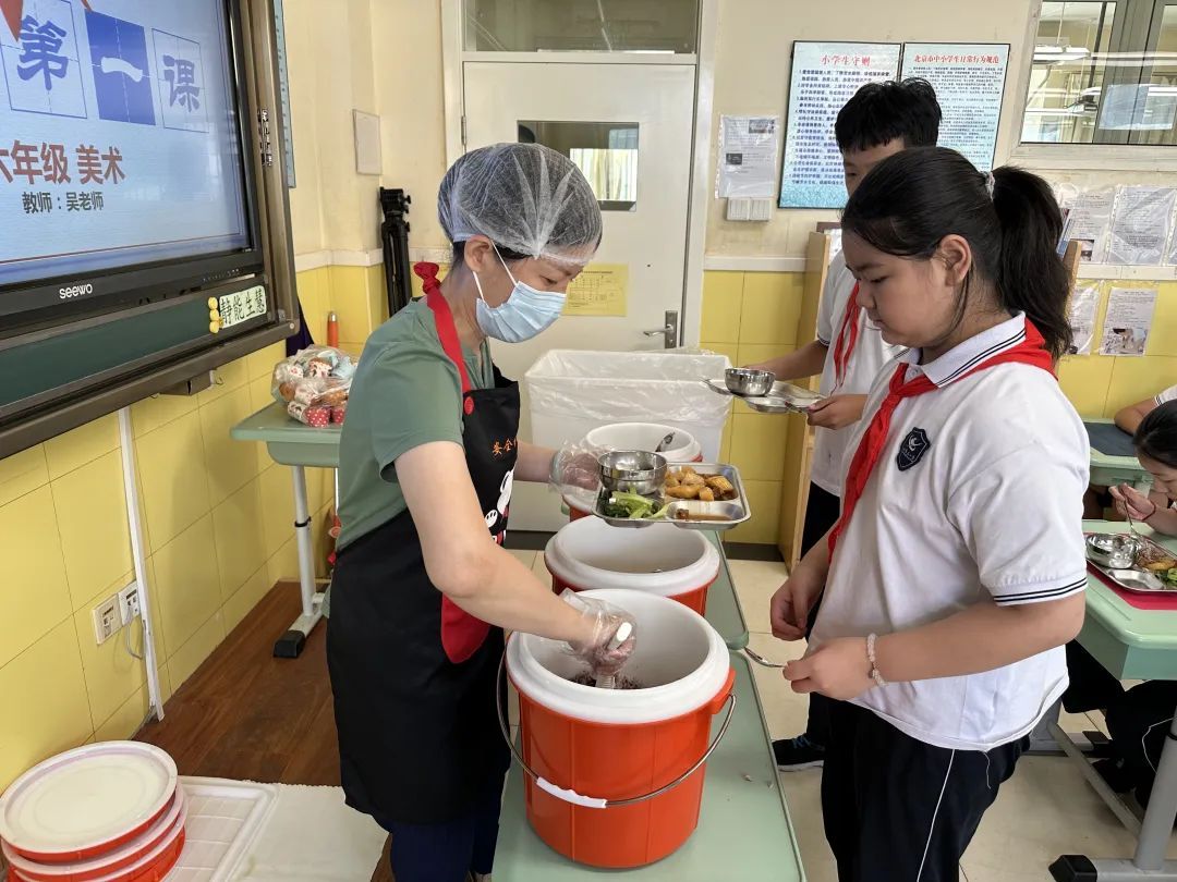 新学期，北京校园餐有了新变化！学生：“我们不吃盒饭了！”