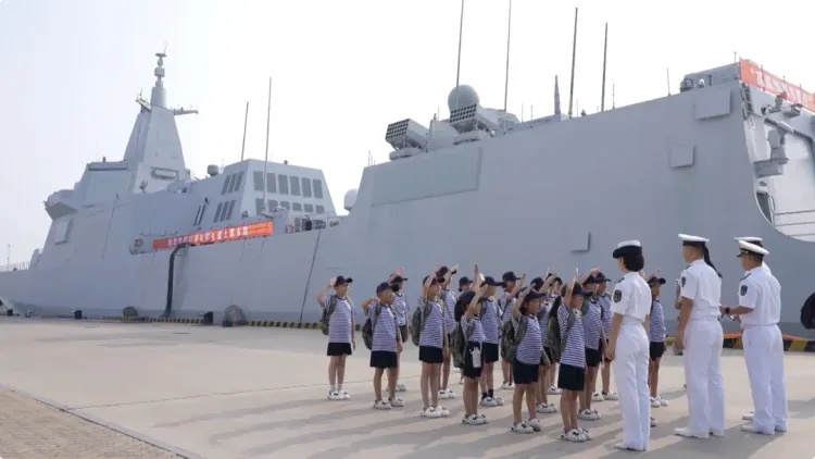 “小孩哥”上军舰，这一举动被网友怒赞！