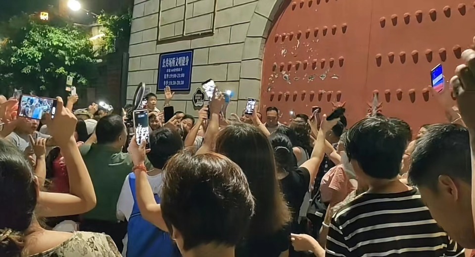刀郎“复出”，“中年刀迷”疯狂追星，网友：刀郎的歌原来这么好听