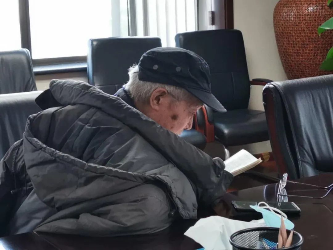 磨损的书桌、破旧的滑盖手机……都是这位院士的 磨损的书桌、破旧的滑盖手机……都是这位院士的