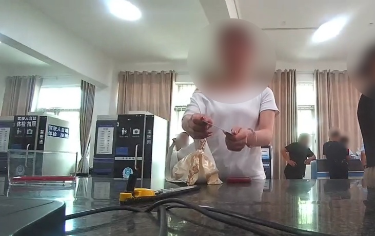 他开车去接女友，结果却被交警“接”走3天！