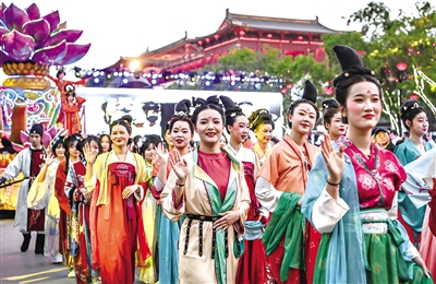 “总是被穿着唐装汉服的青年人吸引”