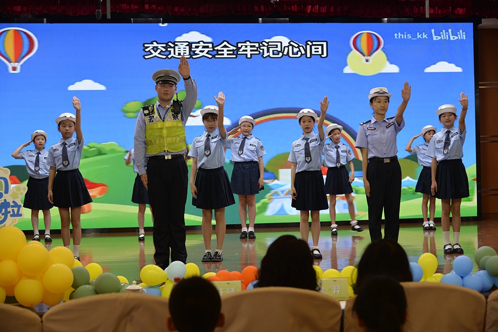 上学第一天,是谁放不开谁的手 上学第一天,是谁放不开谁的手