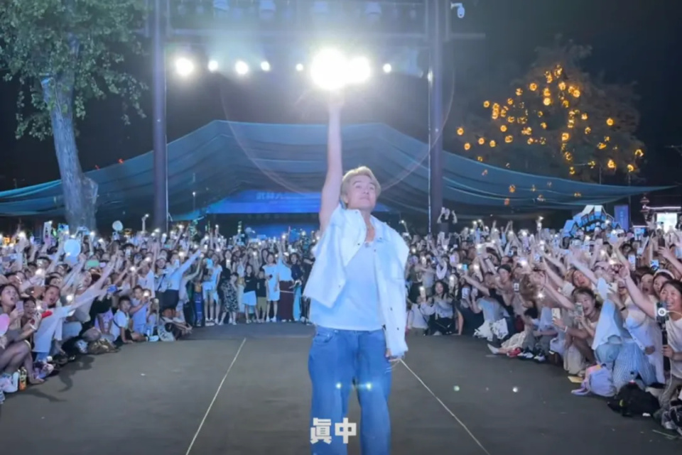 吴克群演唱会现场向警方道歉：我下次不敢了！