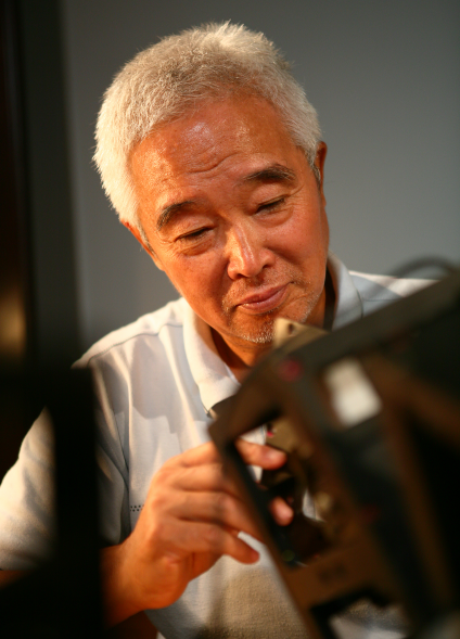 磨损的书桌、破旧的滑盖手机……都是这位院士的 磨损的书桌、破旧的滑盖手机……都是这位院士的