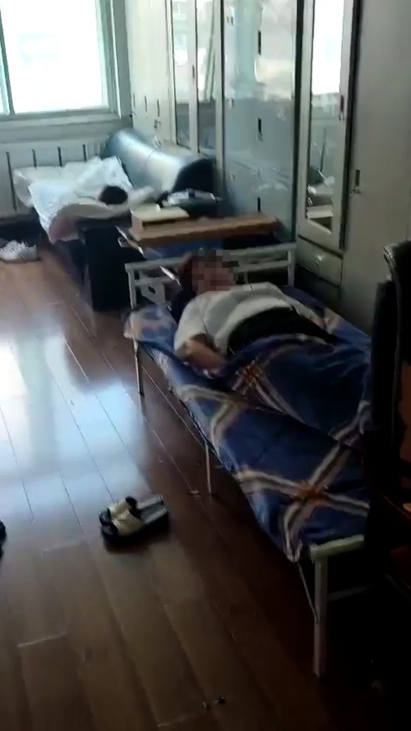 公职人员上班时间午休被曝光，官方回应：属实，问责！