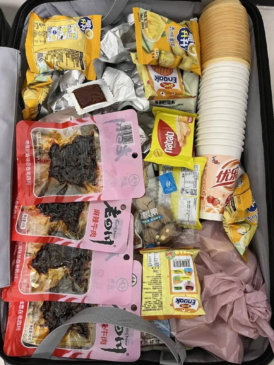 “搬家式”返校！大学生的行李箱：能装下什么取决于想装什么