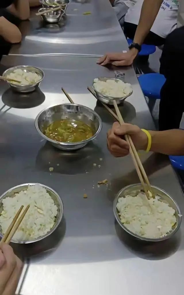 中学食堂四个学生吃一盆菜，学生大喊“饿死了”？学校：吃不了