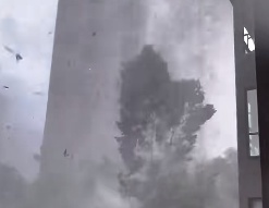 “热得上厕所都不敢久蹲！”重庆气象局回应“人工降雨后多地刮8级大风”：系自然现象