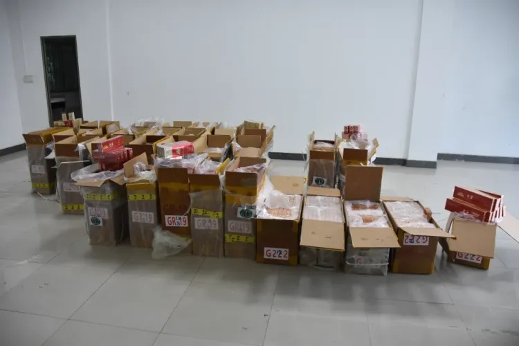沾满泥浆、已被海水浸泡的走私香烟，卖给谁了？
