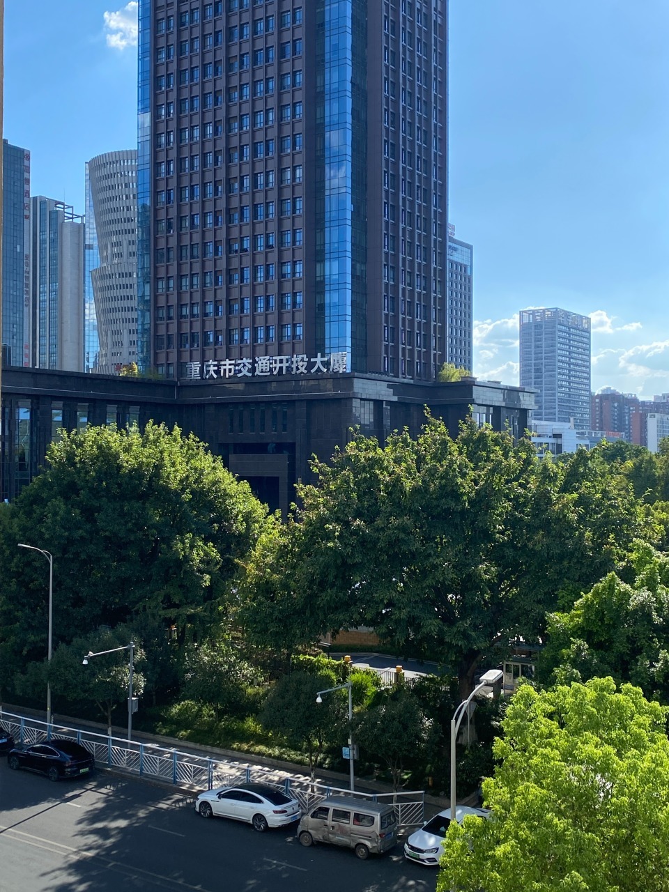 “热得上厕所都不敢久蹲！”重庆气象局回应“人工降雨后多地刮8级大风”：系自然现象