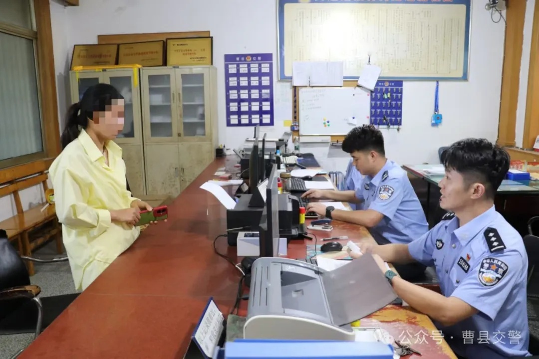 移动DJ？曹县一女子从车天窗探身“嗨歌”自拍， 菏泽交警：查证属实，处罚！