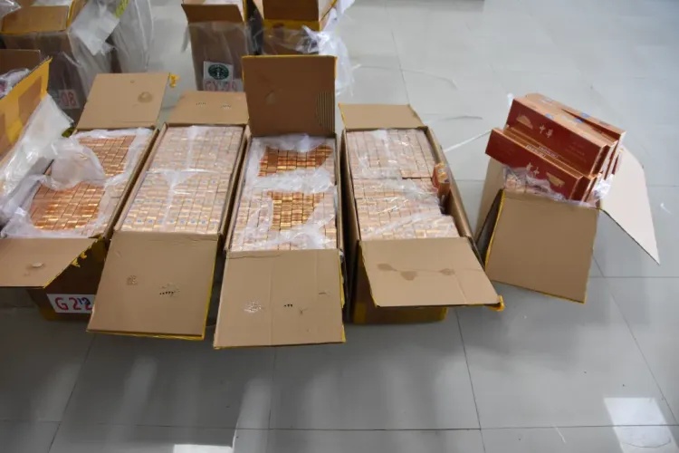 沾满泥浆、已被海水浸泡的走私香烟，卖给谁了？