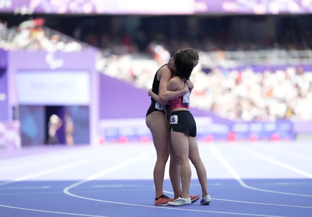 撞线后,冠军“挂”在了亚军身上 撞线后,冠军“挂”在了亚军身上