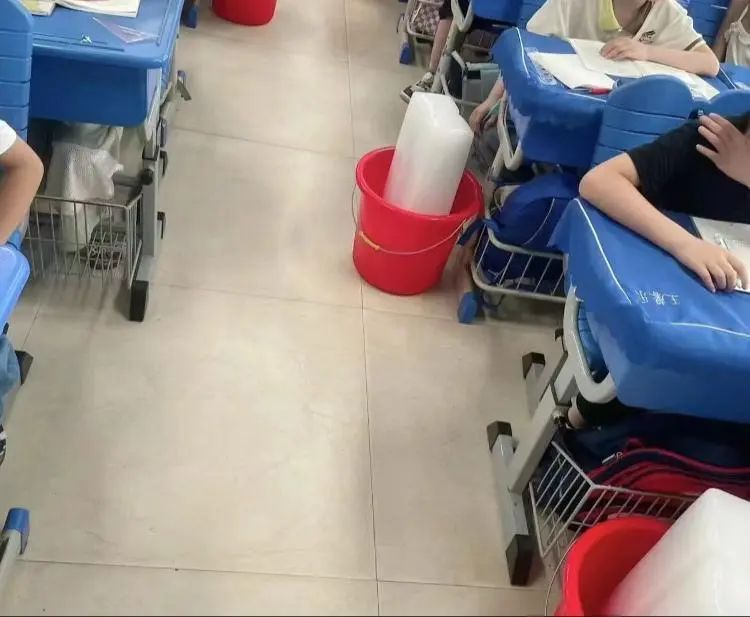 高温红色预警，成都有学校用冰块降温；教育局回应→