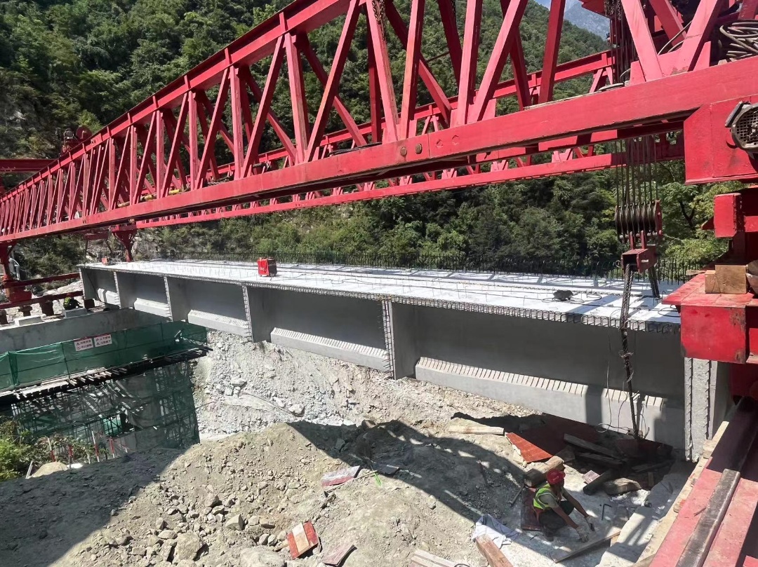 重大进展!雅康高速日地沟大桥右线T梁顺利架设完成 重大进展!雅康高速日地沟大桥右线T梁顺利架设完成