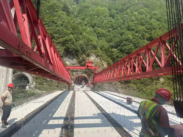 重大进展!雅康高速日地沟大桥右线T梁顺利架设完成 重大进展!雅康高速日地沟大桥右线T梁顺利架设完成