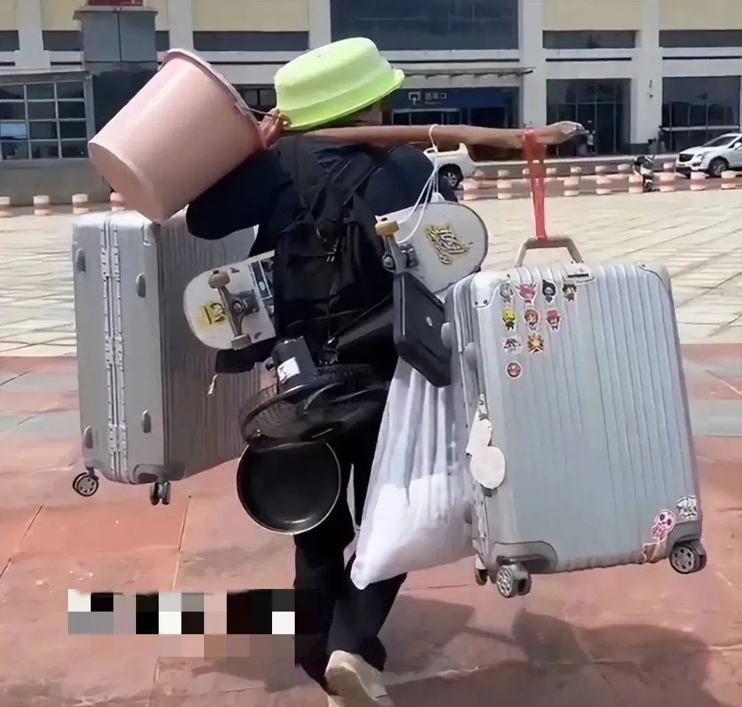 “搬家式”返校！大学生的行李箱：能装下什么取决于想装什么